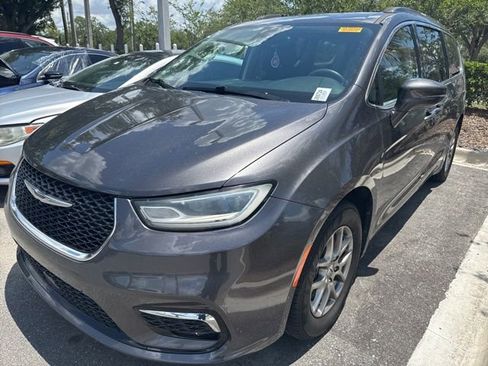 Used 2021 Chrysler Pacifica Touring FWD image 3