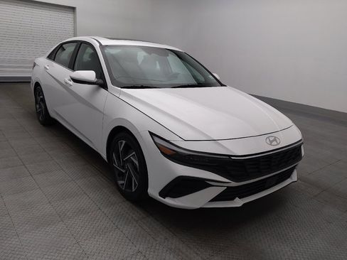 Used 2025 Hyundai Elantra SEL FWD image 13