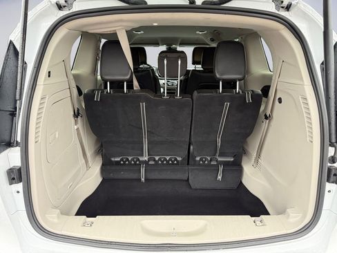 Certified 2024 Chrysler Pacifica Select image 12