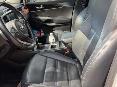 Used 2017 Kia Sorento LX w/ LX Convenience Package image 2