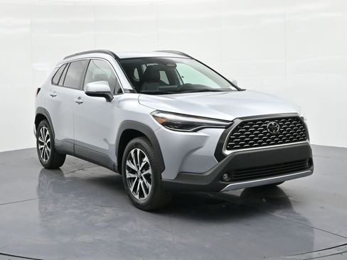 Used 2024 Toyota Corolla Cross XLE image 4