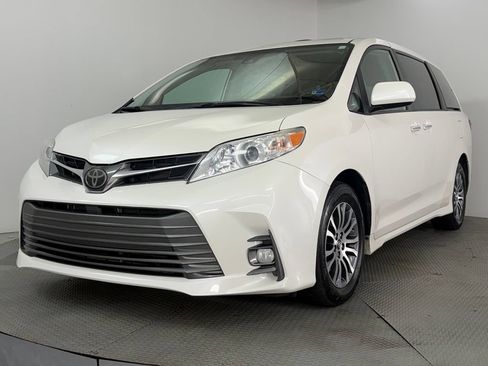 Used 2020 Toyota Sienna XLE w/ XLE Navigation Package FWD image 3