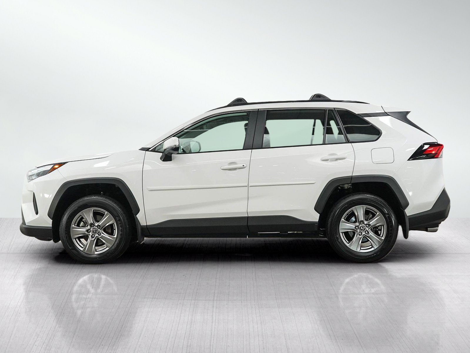 Used 2024 Toyota RAV4 XLE AWD/4WD image 2