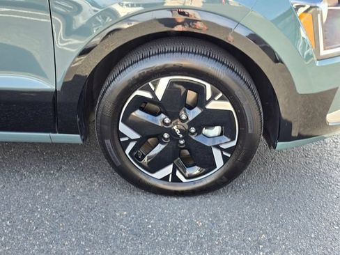 Certified 2024 Kia Niro Wind w/ Wind Preserve Package FWD image 11