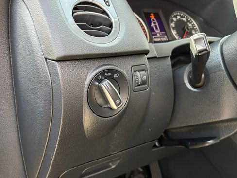 Used 2017 Volkswagen Tiguan S image 17