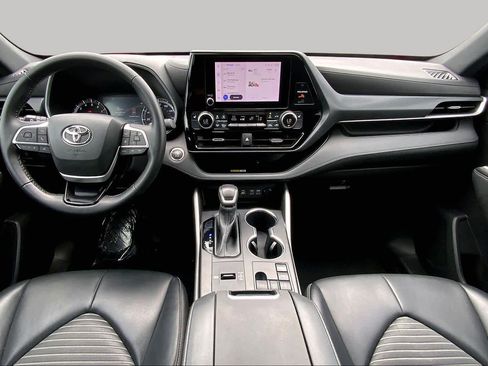 Used 2023 Toyota Highlander XSE FWD image 16