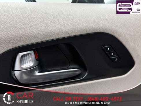 Used 2021 Chrysler Pacifica Touring-L image 52