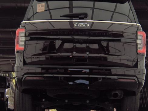 Used 2023 Ford Expedition Max Limited AWD/4WD image 3