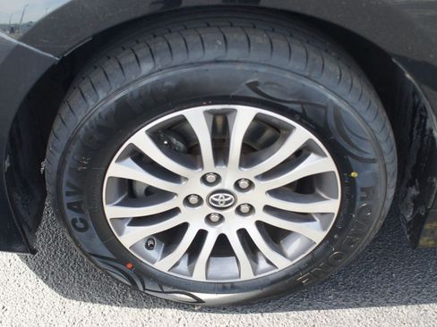Used 2019 Toyota Sienna XLE FWD image 25