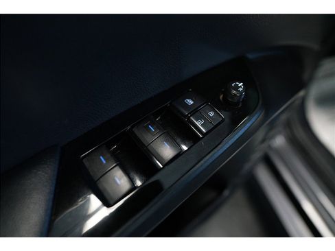 Used 2020 Toyota Prius L Eco w/ Carpet Mat Package image 16