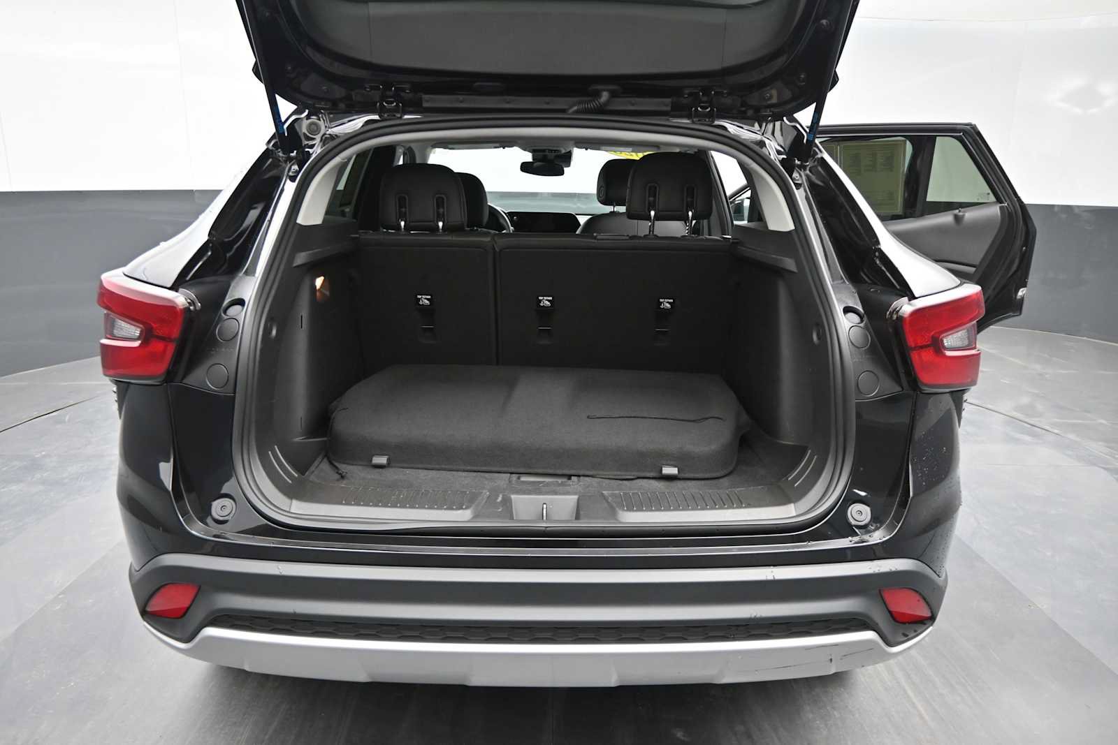 Used 2025 Chevrolet Trax LT FWD image 15