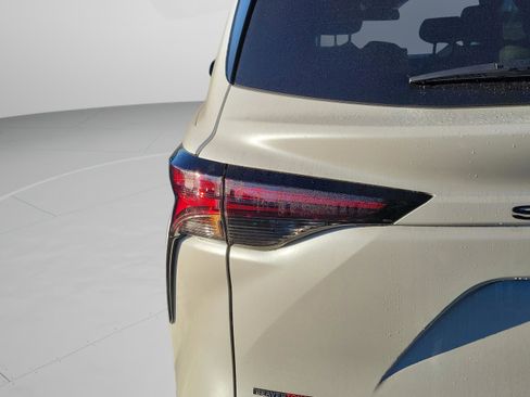 Used 2025 Toyota Sienna XLE image 22