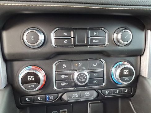 Used 2024 GMC Yukon SLT image 12