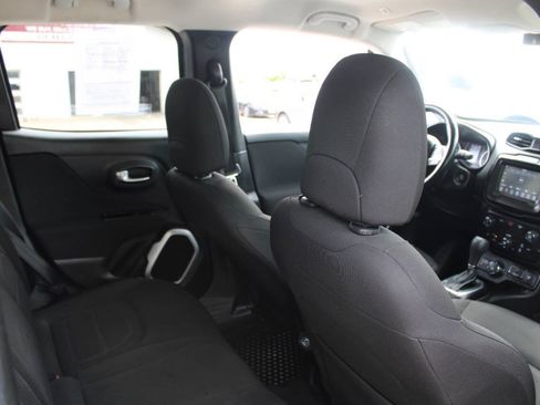 Used 2018 Jeep Renegade Latitude w/ Cold Weather Group AWD/4WD image 10