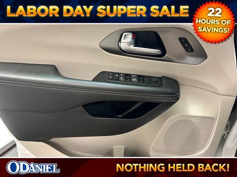 Used 2024 Chrysler Pacifica Touring-L FWD image 4