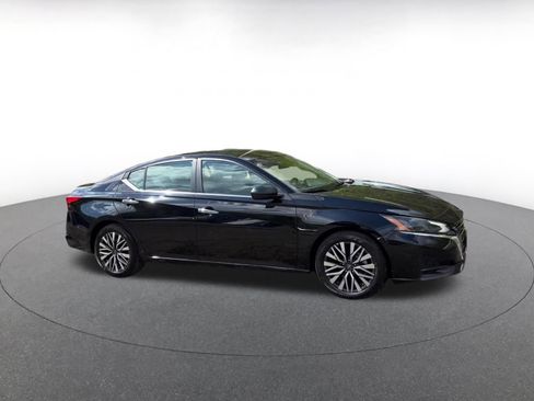 Used 2025 Nissan Altima 2.5 SV FWD image 2