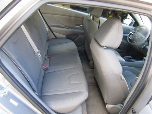 Used 2021 Hyundai Elantra SE image 19