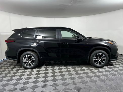 Used 2026 Toyota Highlander XLE image 4