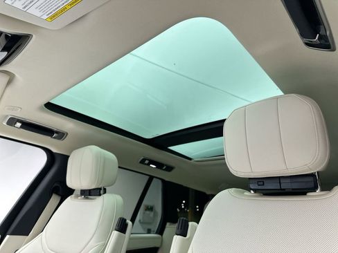 Certified 2025 Land Rover Range Rover SE image 9