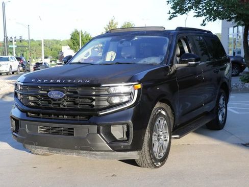 Used 2025 Ford Expedition Active AWD/4WD image 3