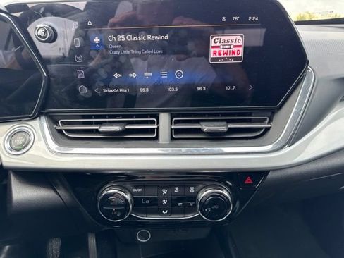 Used 2025 Chevrolet Trax LT FWD image 11