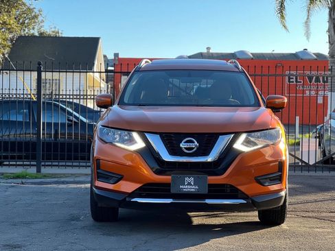Used 2017 Nissan Rogue SV image 2