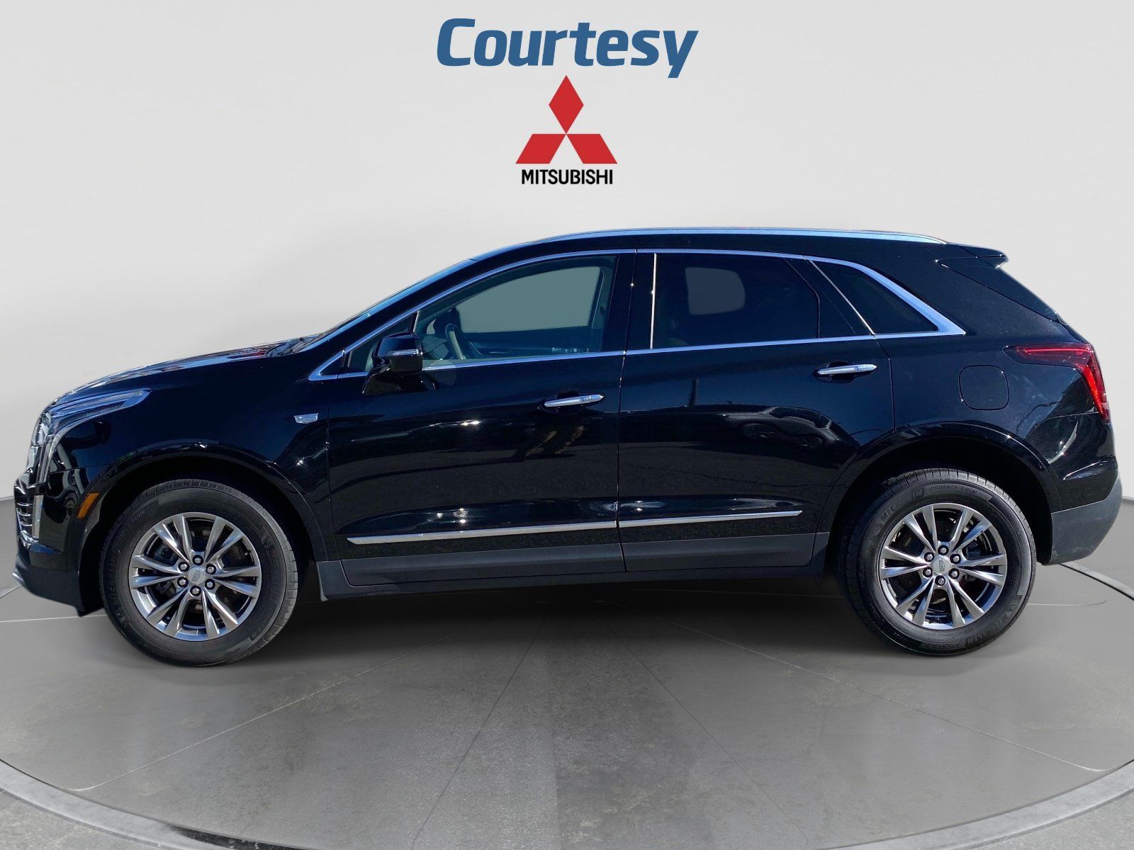 Used 2021 Cadillac XT5 Premium Luxury AWD/4WD image 2