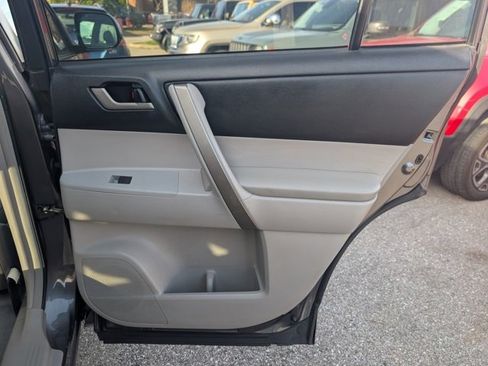 Used 2010 Toyota Highlander SE image 39