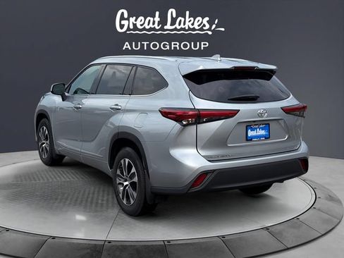 Used 2021 Toyota Highlander XLE AWD/4WD image 3