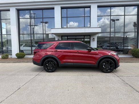Used 2023 Ford Explorer ST-Line w/ Class IV Trailer Tow Package AWD/4WD image 3
