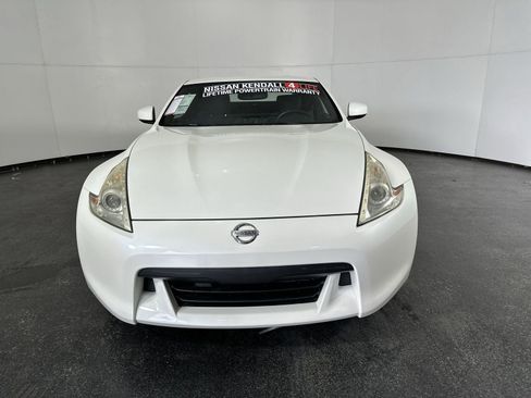 Used 2009 Nissan 370Z Touring image 4