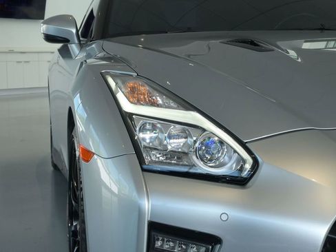 Used 2023 Nissan GT-R Premium w/ Floor Mat Package AWD/4WD image 10