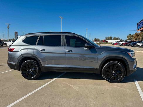 Used 2024 Volkswagen Atlas SE image 2