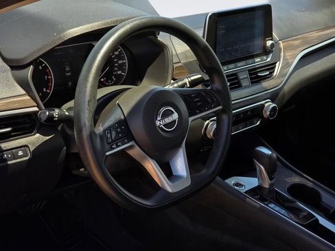 Used 2025 Nissan Altima 2.5 SV FWD image 32