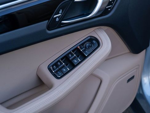 Certified 2025 Porsche Macan image 19