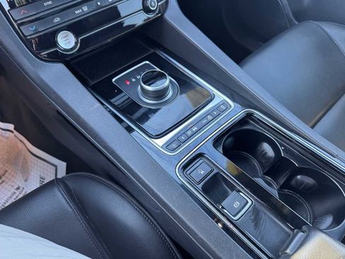 Used 2020 Jaguar F-PACE Premium image 35