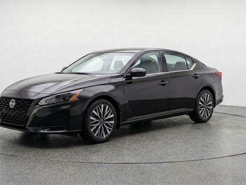 Used 2025 Nissan Altima 2.5 SV FWD image 3