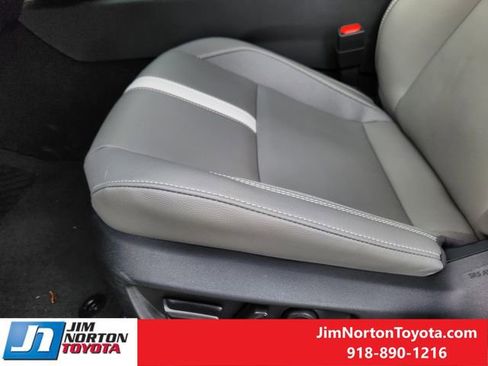 Used 2025 Toyota Camry SE image 27