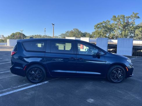 Used 2023 Chrysler Pacifica Touring-L w/ S Appearance Package image 8