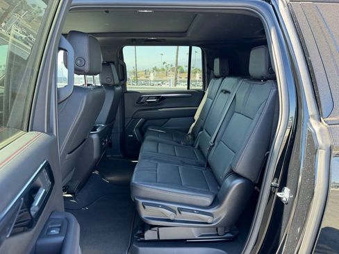 Used 2025 Chevrolet Suburban RST w/ Comfort Package AWD/4WD image 4