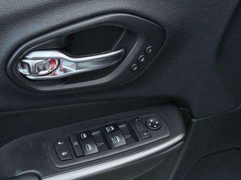 Used 2019 Jeep Cherokee Limited image 19