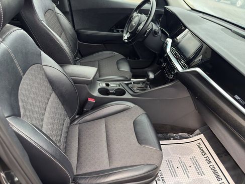 Used 2022 Kia Niro EX image 18