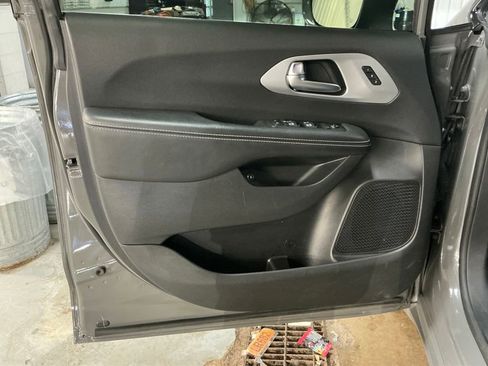 Used 2021 Chrysler Pacifica Touring-L w/ Uconnect Theater Family Group image 14