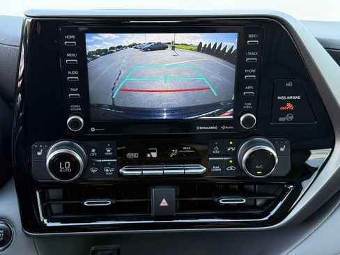 Used 2022 Toyota Highlander XLE AWD/4WD image 28
