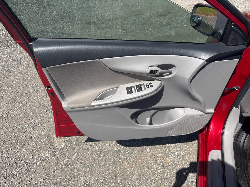 Used 2012 Toyota Corolla LE FWD image 26