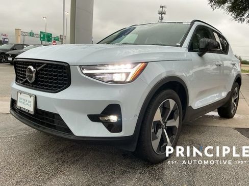 Certified 2026 Volvo XC40 B5 Plus AWD/4WD image 4