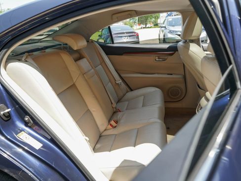 Used 2015 Lexus ES 300h w/ Navigation System Package FWD image 31