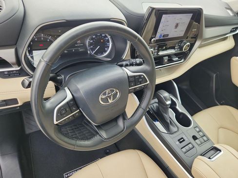 Used 2023 Toyota Highlander XLE AWD/4WD image 29