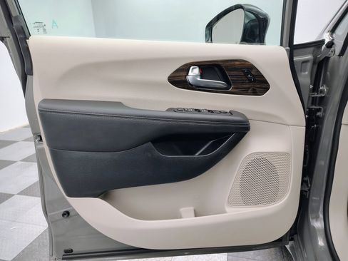 Used 2024 Chrysler Pacifica Limited w/ Trailer Tow Group image 22