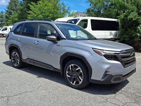 Used 2025 Subaru Forester Limited AWD/4WD image 3